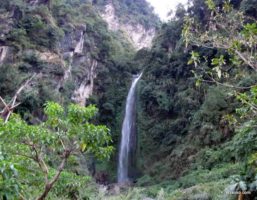 водопад в джунглях непала