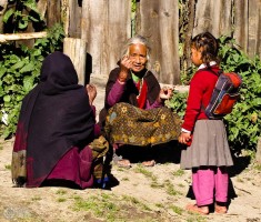 непальские бабульки курят папироски