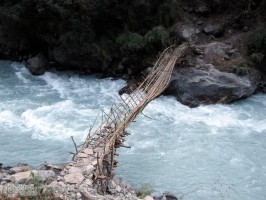 Временный деревянный мост через Marsyangdi River