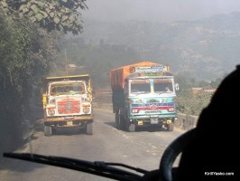 Два грузовика Tata навстречу Два грузовика Tata навстречу