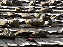 камни на крыше