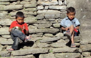 Непальские дети из поселка Джагат