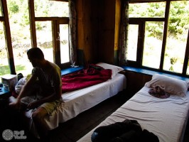 номер с большими окнами и видом на горы