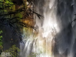 радуга в брызгах водопада