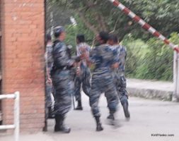 бегущие непальские солдаты