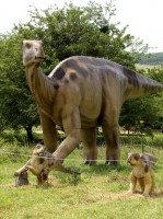 игуанодон с малышами (выставка мир динозавров)